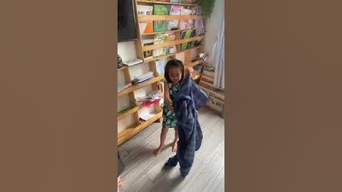 Tiếng Anh Giao Tiếp Tại Phan Thiết: Miki and Daisy practice talking about Parts Of Clothing