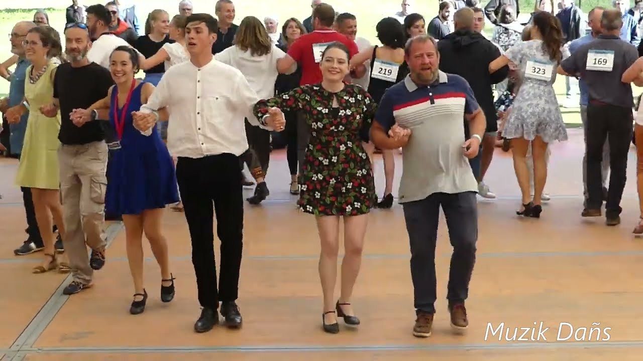 Danse bretonne : Finale Dardoup à Menez Meur 2022 : ton double gavotte chanté par An Hejer/Verveur