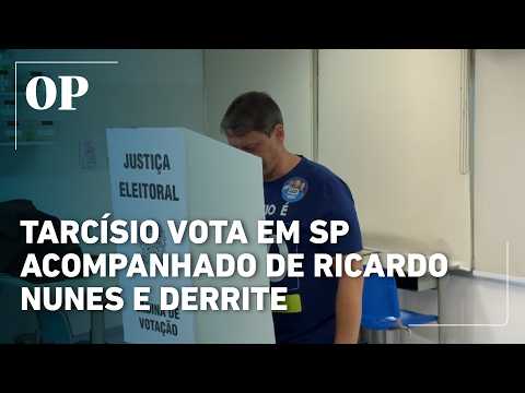 Tarcísio vota em SP acompanhado de Ricardo Nunes e Derrite