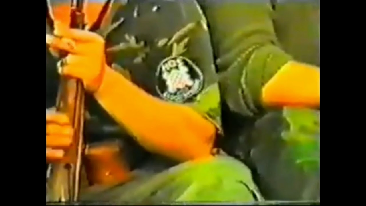 Pripadnici HOS-a pjevaju Ustašku himnu (opsada vojarne Borongaj 1991.)