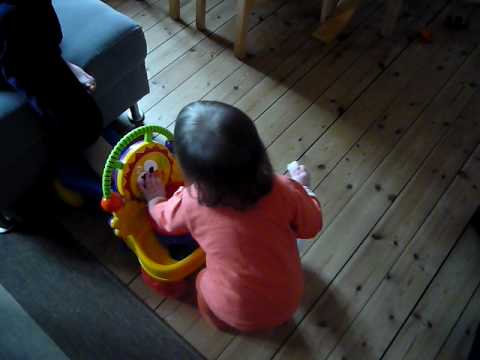 Anna Kirstine jogando o lixo