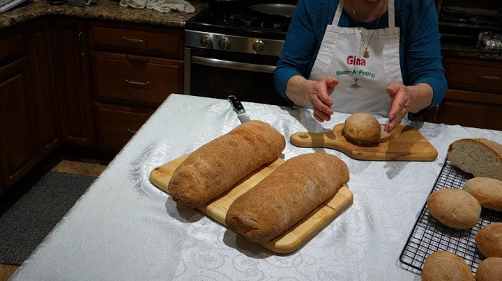 La nonna italiana fa il pane