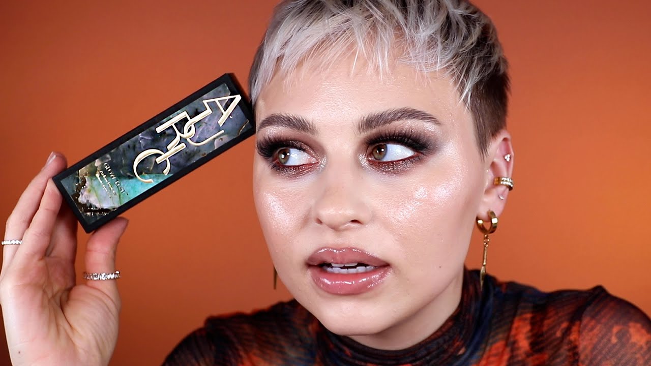 video AURIC Glow Lust Radiant Luminizer