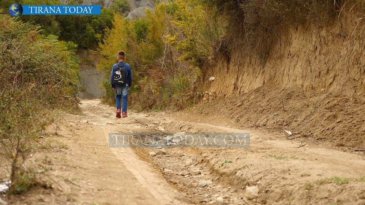Tirana Today-Pezë, 9-vjeçari ecën çdo ditë 1 orë e gjysmë mes maleve për të shkuar në shkollë
