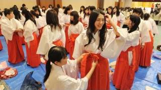 巫女さん２００人、着付け練習　生田神社で正月向け特訓