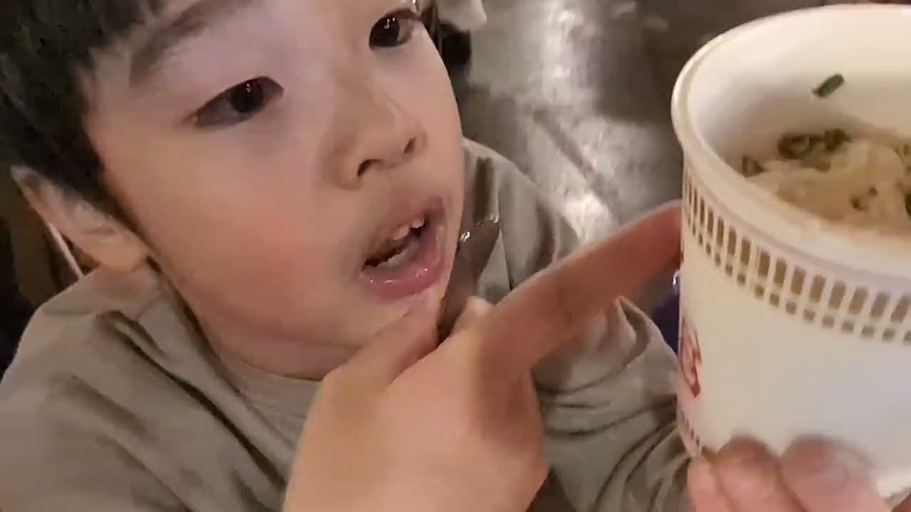 カップヌードルミュージアム横浜でカップヌードル味ソフトクリームを食べるたっくん。Cup Noodles Museum Yokohama. 2026年2月28日。