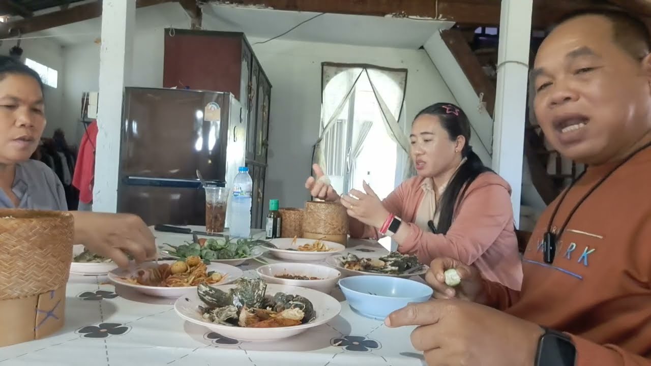 ซอยจุ๊กินเที่ยงที่บ้านน้องสาว มาหาพระพรหมประจำบ้าน กินข้าวแซ่บอีหลี🇱🇦🇹🇭 #thaifood #มินตราสาวลาว 