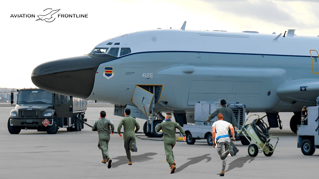 Пилоты США спешат к разведывательному самолету RC-135W стоимостью 330 миллионов долларов