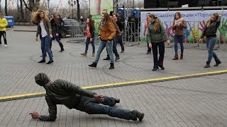 Бомжи танцуют Пьяные танцы Приколы с алкашами Бомжи танцуют Пьяные танцы Приколы с алкашами