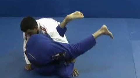 JJM ONLINE 2006 - Guard Pass Defense To Triangle/Omoplata
