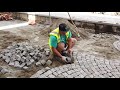 Pose de pavés granit en Haute-Loire, chantier de restauration du patrimoine