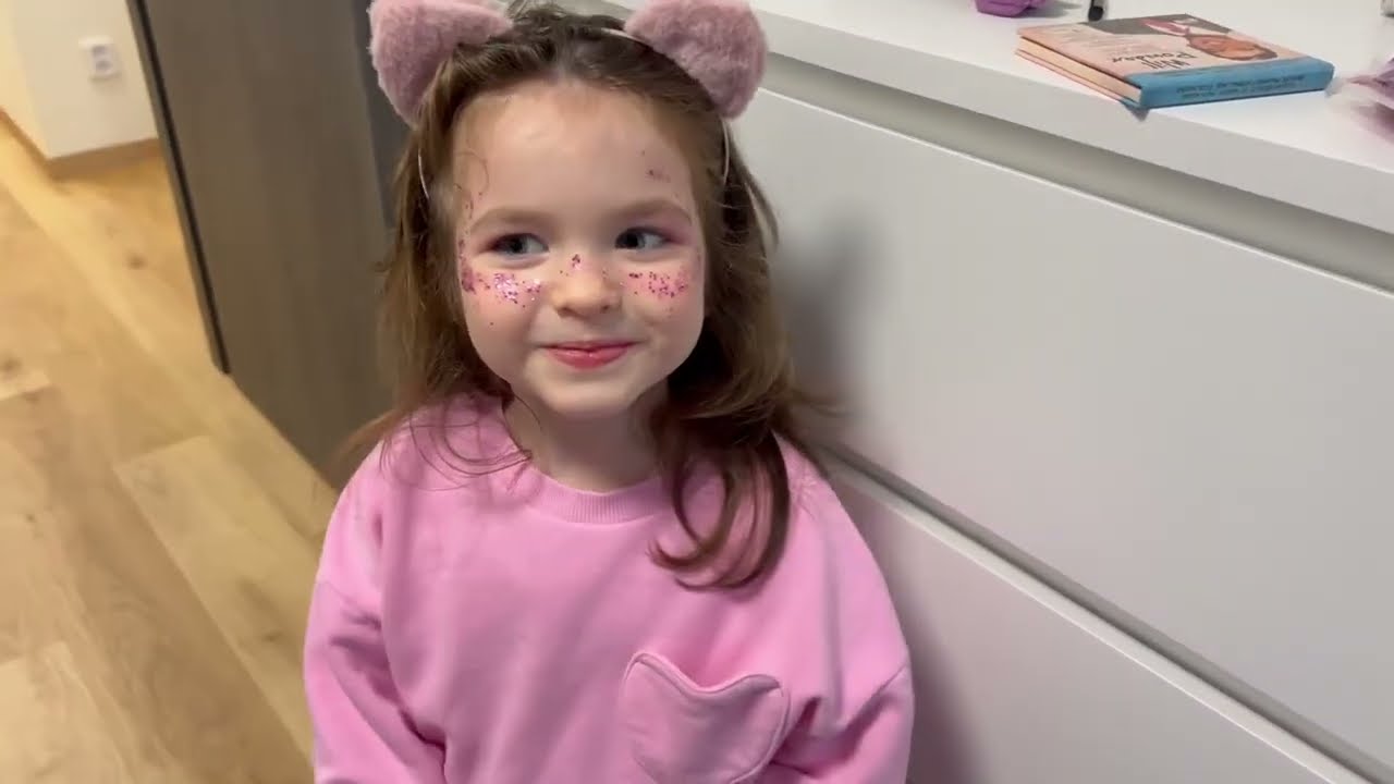 Наташа гуляє біля Новорічної ялинки в Празі 🎄✨