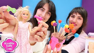 Kuaför kafede 8 Mart Dünya Kadınlar Günü kutlaması! Barbie oyunları