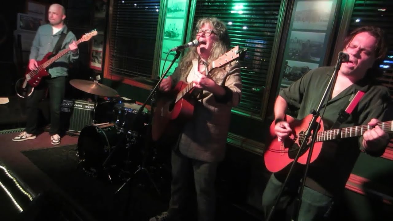 CORA & THE MOON - 'Stand' (performing live in Vancouver)