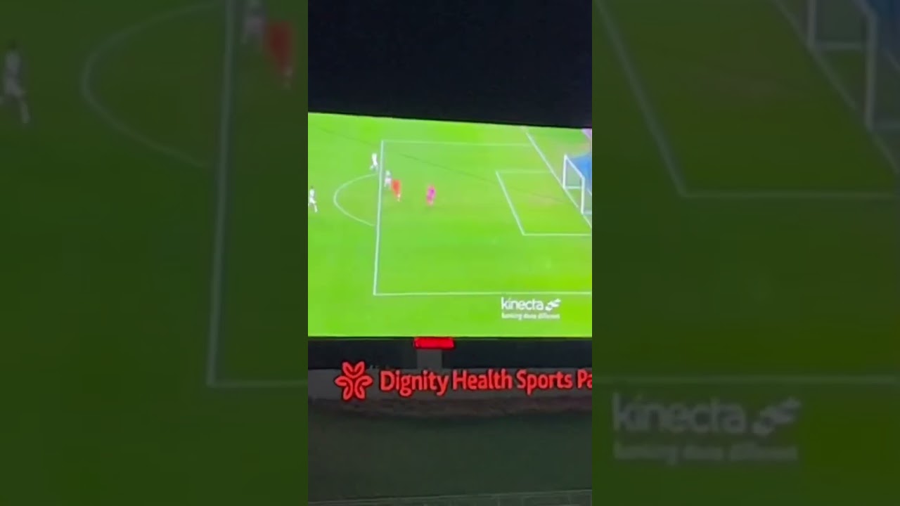 long ball from alfredo ➡️ thiago, who chips it over the keeper 🇧🇷 