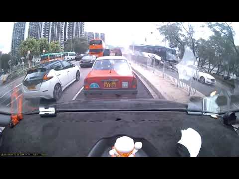 沙田有校巴私家車相撞