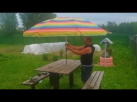 Мой сосед купил пляжный зонтик и приспособил его к улечному столу. Самоделкой остались довольны.