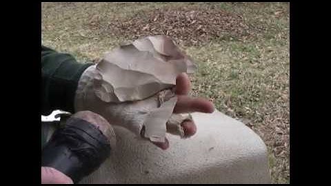 Flintknapping - thinning a chunk of chert with a 2.5 inch edbo bopper / vuursteen silex кремень