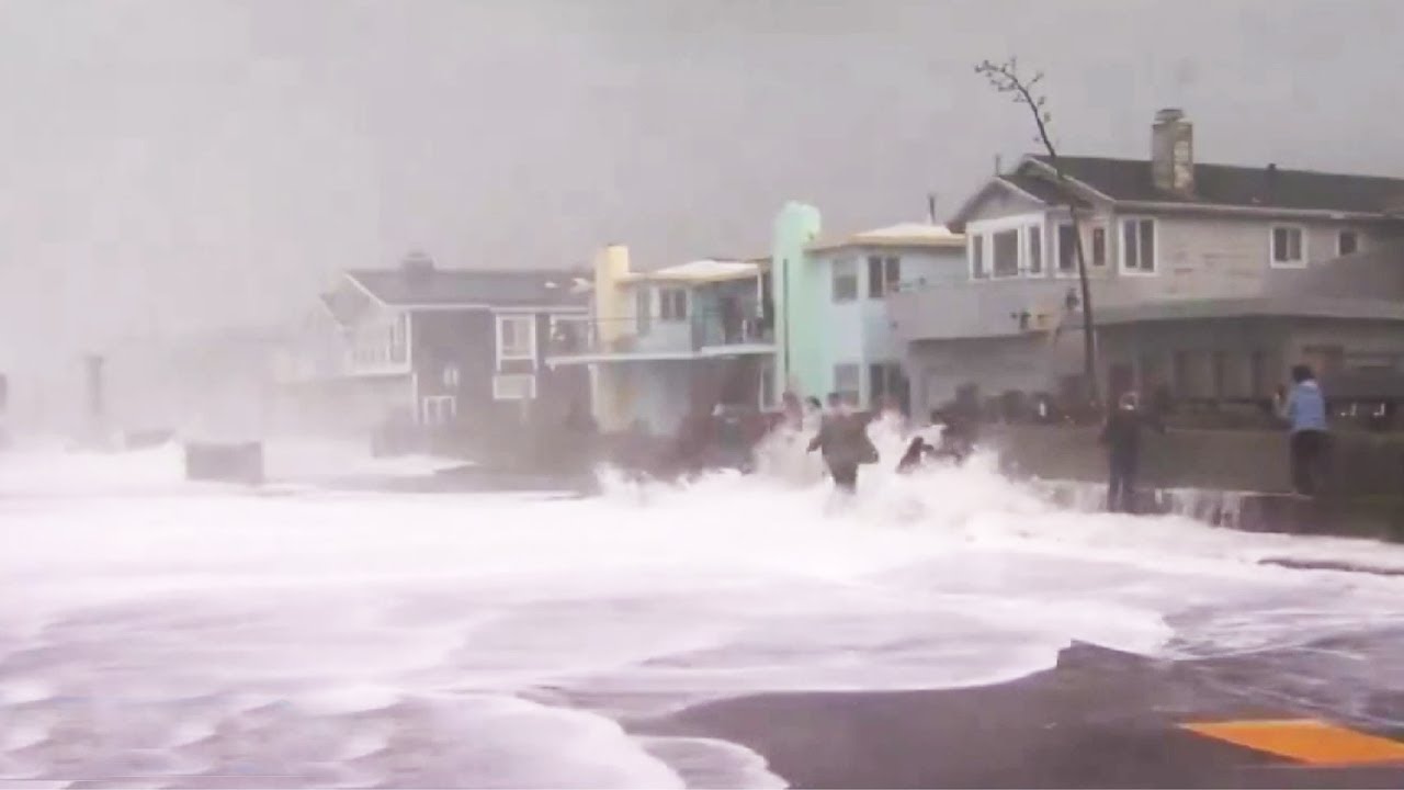 Штормовые волны разрушили пляжи и парковки в Калифорнии. Люди в панике убегали от смертельной стихии