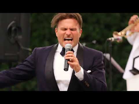Peter Petty plays Mack the Knife!