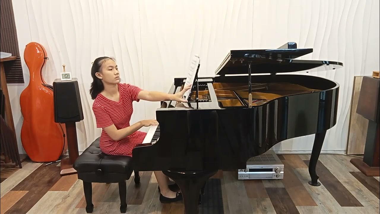 Женские руки на рояле. Фортепиано 8 рук. Руки на фортепиано. Длинные пальцы пианиста. Руки на пианино.