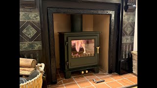 Clock Blithfield 5 Wood Burning and Multi Fuel Stove with Brass Fittings / Forest Green -on location