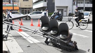 出会い頭の事故でトラックが信号なぎ倒す　大阪・十三