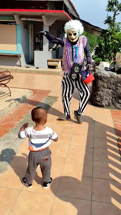 Baby Daniyal dan Badut Pantai Joget Lucu #short #clown #joget