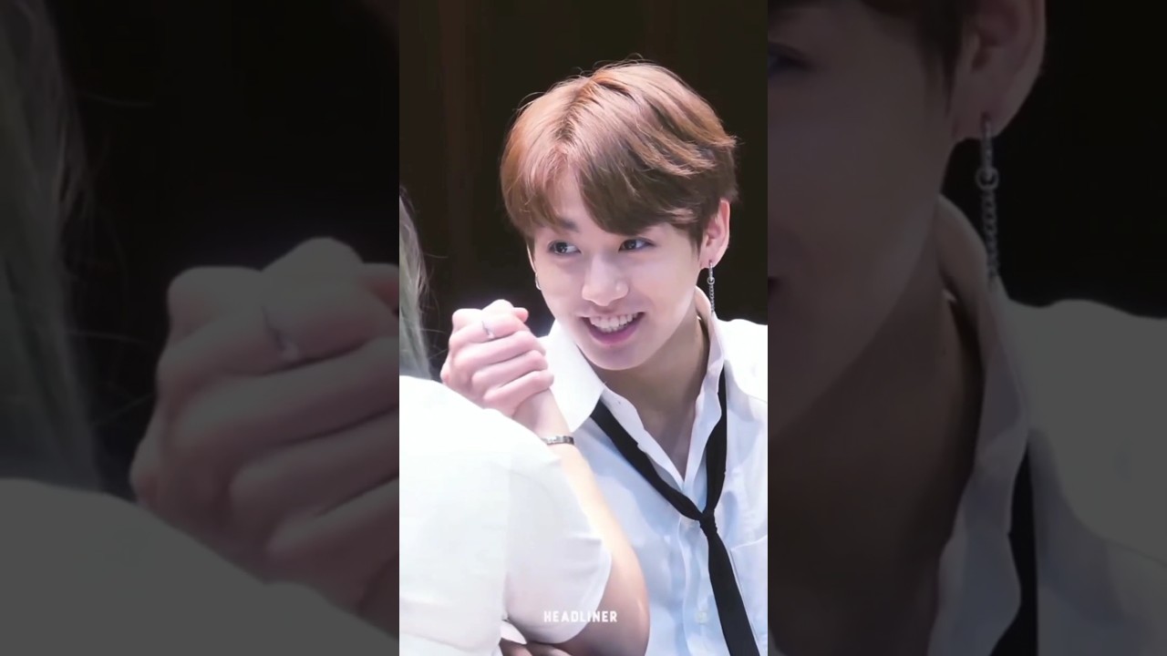 Jungkook arm wrestling with a fangirl🤭💜 