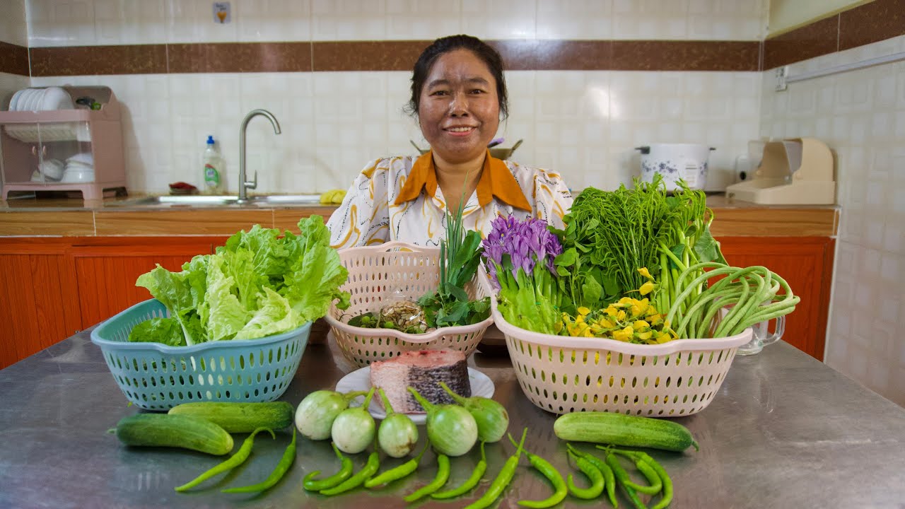 Cooking "Teuk kroeung" famous food in Cambodia | Family cooking[4K]