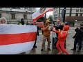Росіянин порвав Конституцію РФ перед посольством Росії у Варшаві