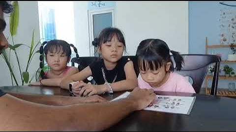 Tiếng Anh Giao Tiếp Phan Thiết: Sophia, Mary and Gum practice talking about The Comparative