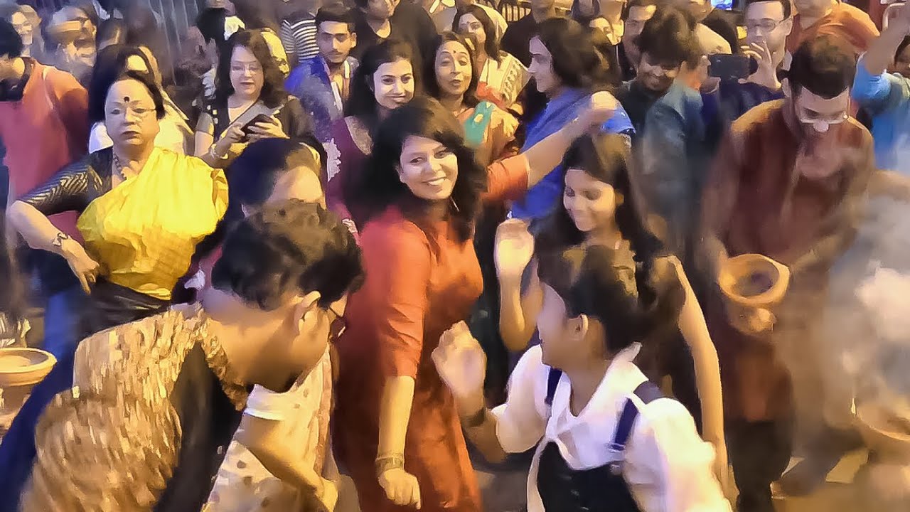 DURGA PUJA DANCE 2019  GIRLS DANCE TO THE BEAT OF THE DHAK AT DURGA PUJA  BENGALI DANCE DURGA PUJA