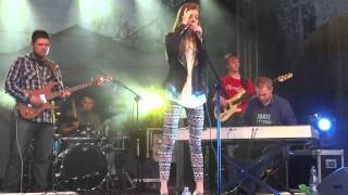 Magdalena Wasylik - NIE live - Sieradz 01.06.2013
Występ Magdy Wasylik z zespołem 1 czerwca 2013 na Jarmarku Urszulańskiego w Sieradzu.
muzyka i aranżacja - Stefan Gąsieniec - ALTBERG STUDIO
słowa - Agnieszka Kaczmarek
Oficjalny teledysk do utworu NIE:
http://www.youtube.com/watch?v=Qkqhoda83NI
Zespół:
Darek Wawrzyniak - gitara
Marcin Jagiełło - klawisze
Wojtek Stanisz - bass
Patryk Sowała - bębny Magdalena Wasylik - NIE live - Sieradz 01.06.2013