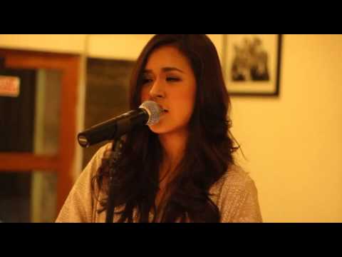 Raisa Terjebak Nostalgia (Live Version)