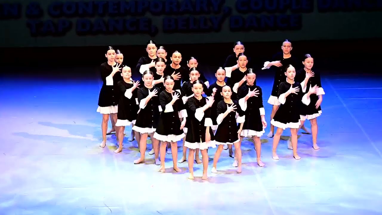 Contemporary formation Akademia Tanca Bezuma 