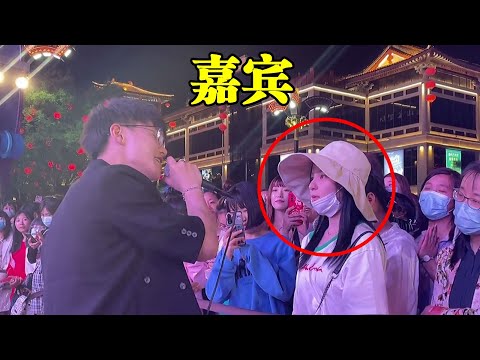太扎心了！小哥街头深情演唱张远的【嘉宾】，戳心的歌词把围观路人都唱哭了！