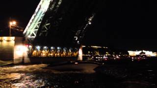 Развод Дворцового моста 2014, вид с воды под мостом