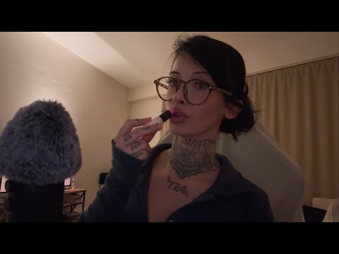 Akasi ASMR kanalı canlı yayında