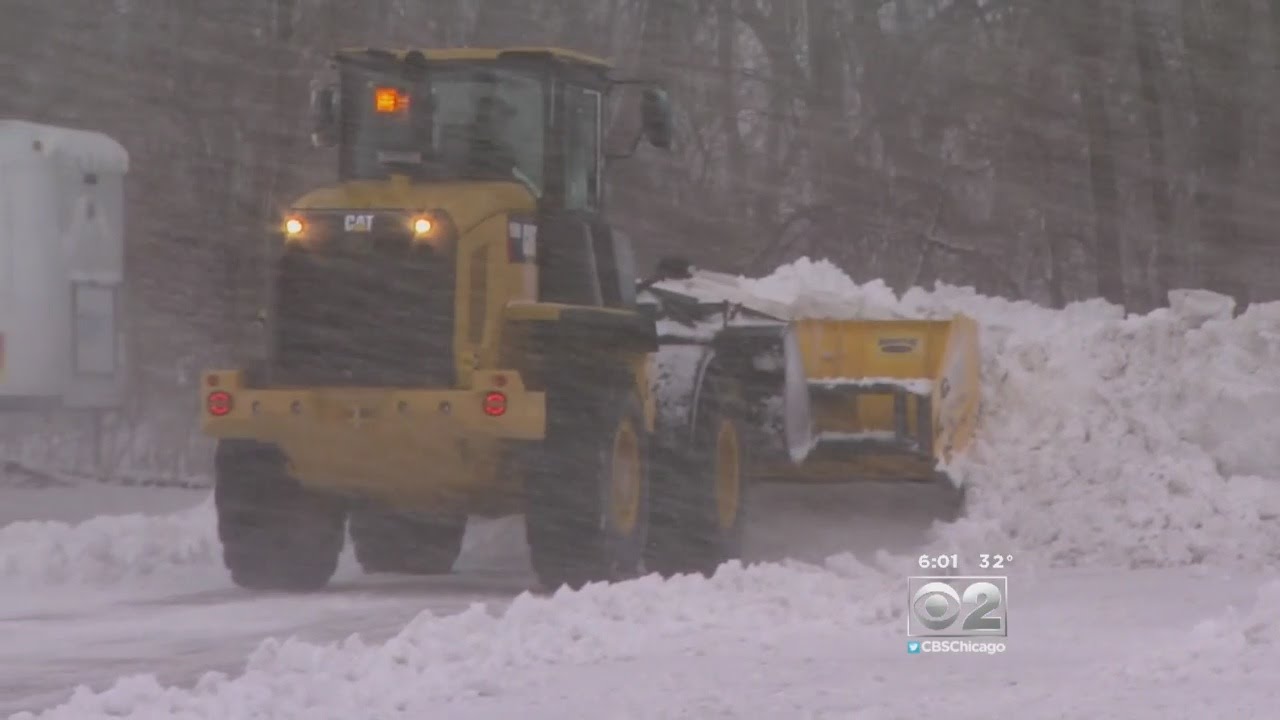 Heavy Snow, Winds Make Roads Slick Around Chicago Area - YouTube