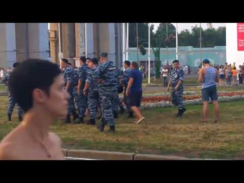 Столкновения десантников с ОМОН и росгвардейцами в парке на день ВДВ  Новое видео