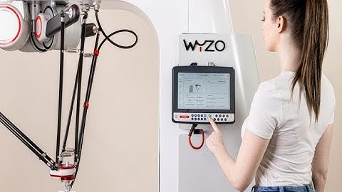 Collaborative Delta Robot Moves Plastic Bottles