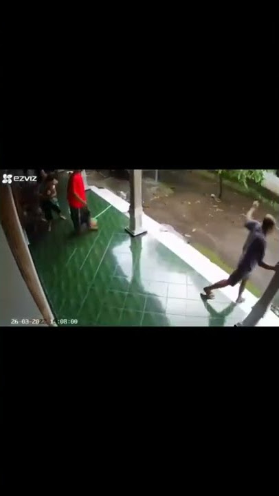 Detik-detik Tiang listrik tersambar Petir #shorts