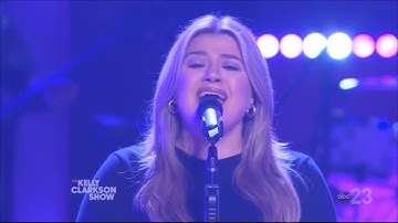 Kelly Clarkson Sings "Almost Doesn