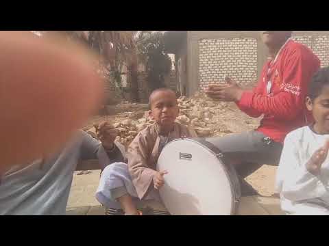 طفل جميل يفني بصوت الاقصر بلدنا بلد سواح