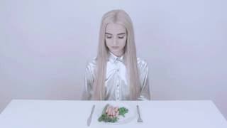 Poppy eats a meal Resimi