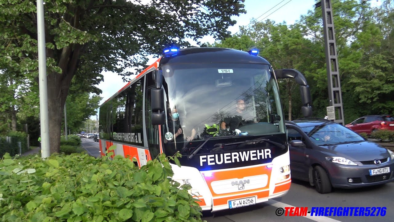 [Bombensprengung in Frankfurt]  Einsatzfahrten am Bereitstellungsraum Feuerwache 1