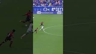 Atacante Do Vitria Tenta Fazer Gol Do Meio De Cdano E Escorrega futebol