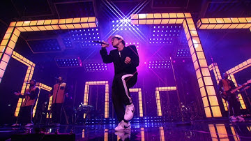 Bruno Mars - Versace on the Floor (Billboard Music Awards 2017) [Live]