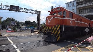 7201次貨物列車通過嘉義市木材廠平交道